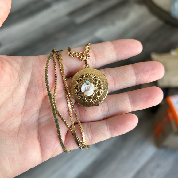 Victorian memorial locket with flower necklace 30
Inches - Picture 7 of 8